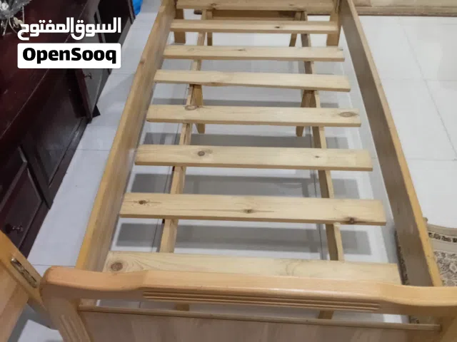 أسرة خشب عدد اثنان