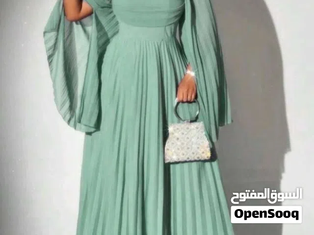 اي فستان 15والعبايه 10دنانير استعمال خفيف جدا