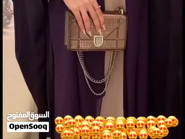 عباية بنفسجية بستايل بحريني واسعة ومريحة في اللبس لمن تحب الملابس الفضفاضة