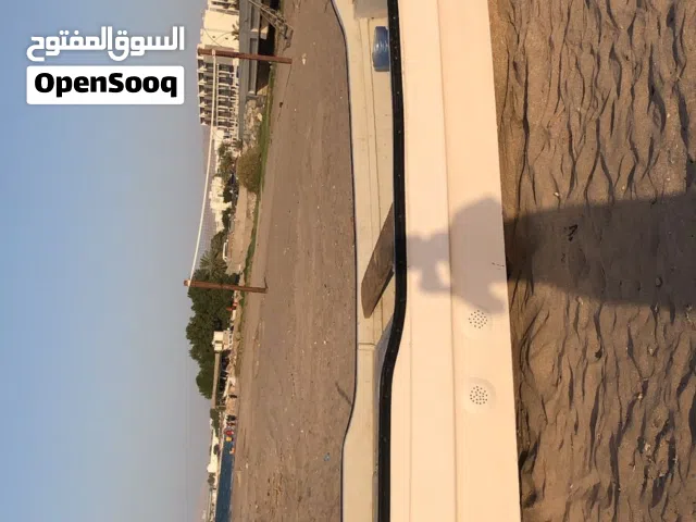 قارب للبيع