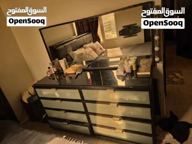 للبيع تسريحة غرفة نوم مستعملة بحالة ممتازة، تجمع بين التصميم العصري الأنيق والمساحة التخزينية الهائل