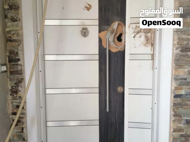 باب منزل رئيسي تركي مسلح يحتاج لصيانة بسيطة