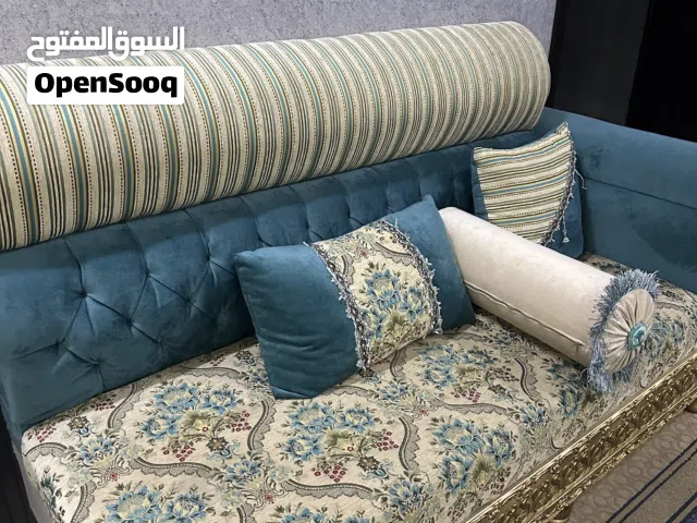 كنب مجلس مغربي فاخر مع طاولات– بحالة ممتازة للبيع