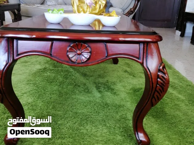 طاولة وسط و طربيزه عدد 1 بحاله جيده جدا