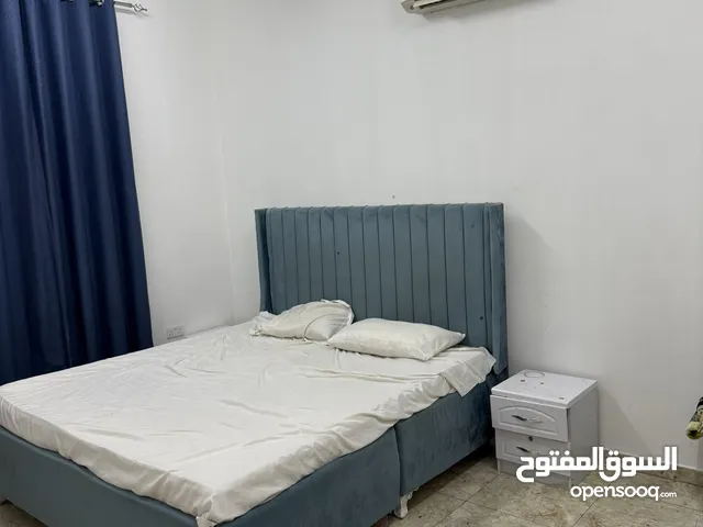 سكن (غرفة) مع مطبخ و حمام لإيجار يومي او الأسبوعي في المعبيلة للتواصل على واتساب على رقمي فالكم طيب