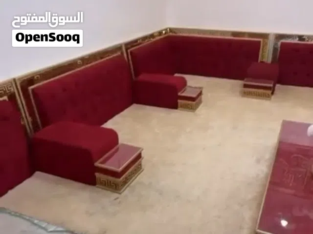 جلسة ارضية حمرا