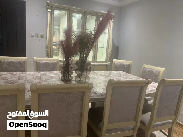 طاولة سفره مع 10كراسي وخزانه للعرض