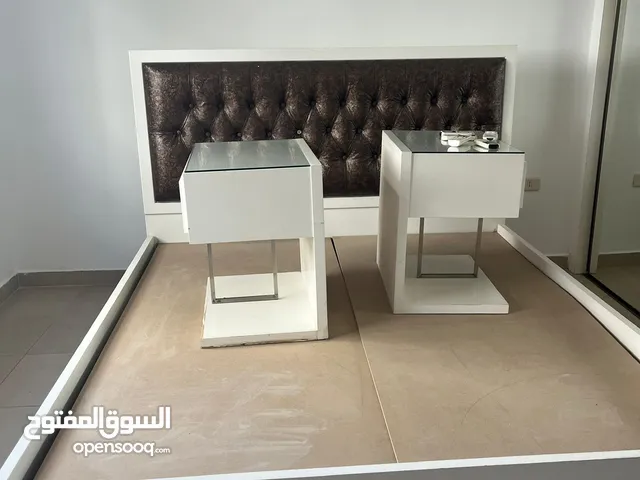 غرفة نوم تخت مجوز لون ابيض و كوميدينا عدد 2 لون ابيض مغطاة بزجاج للحماية