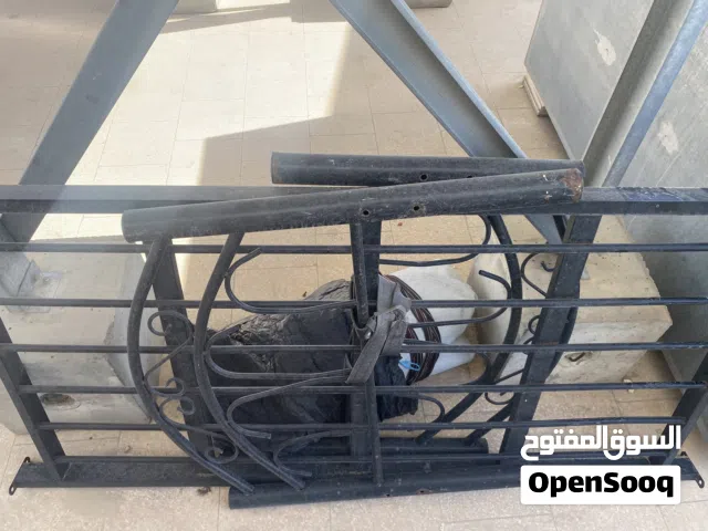 تخت حديد مع راسيه تخت مع مكتب حديد بسعر جيد