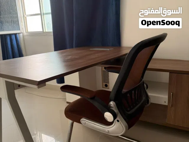 طاولة مكتب مع كرسي بحالة الجديد