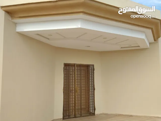 فيلا وبها ثلاث حوانت للبيع في صفاقس
