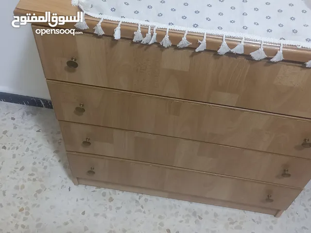 تواليت لون عسلي بحاله ممتازه