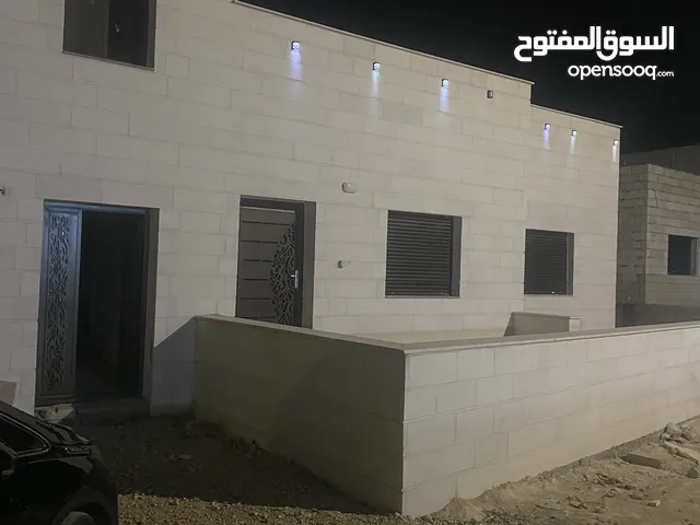بيت للبيع يحوي على شقتين كل شقه لها سطحها الخاص بقوشان منفصل