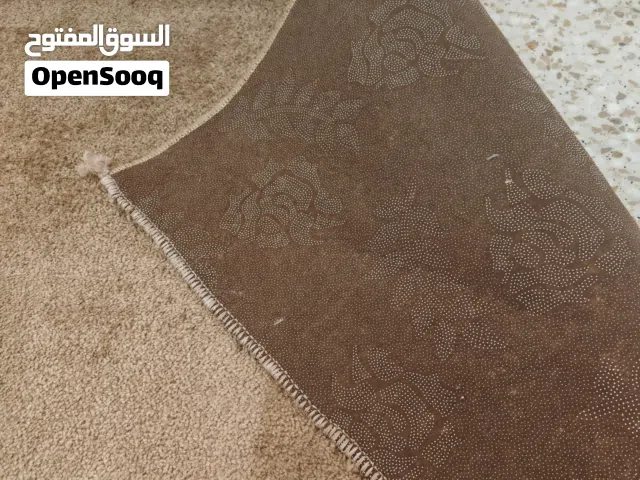 فرشه وطاوله تلفزيون وارفف معلقه