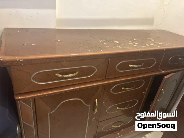 تسريحه مع مرايه لون بني مستعمله