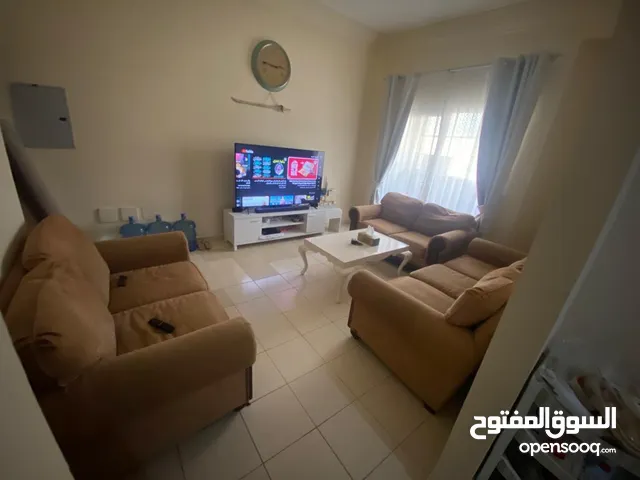 للإيجار الشهري المفروش غرفتين وصاله وثلاث حمامات فرش كامل بنايه عائليه جميع الخدمات متاح باركينج