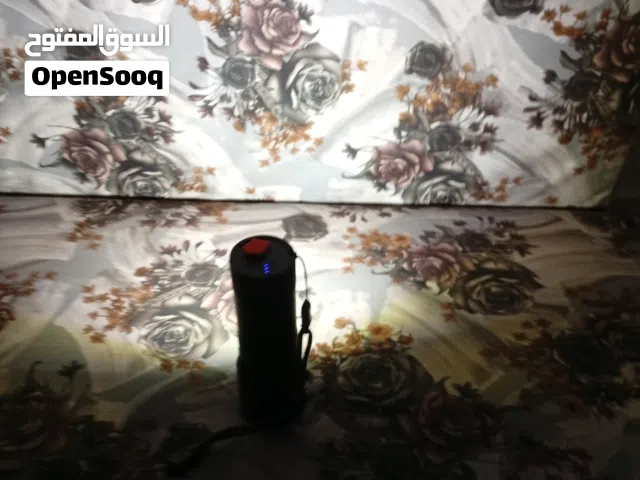 يعمل كـ باور بانك لشحن الهواتف الذكية عبر منفذ USB، ويحتوي على مؤشرات ضوئية لمستوى البطارية.