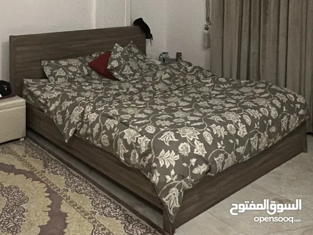 هيكل سرير زوجي ( Home center ) بحالة جيدة