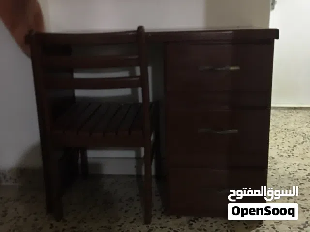طاولة مكتب مع كرسي