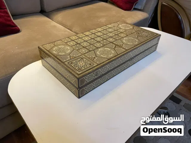 طاولة زهر خشبية مصنعة يدويًا بتصميم فسيفساء (موزاييك) يشبه الطراز الدمشقي.تتميز الطاولة بزخارف خشبية