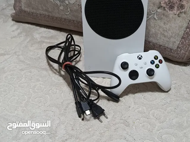 Xbox series s نظيف جدا واستعمال خفيف معه جميع اكسسواراته