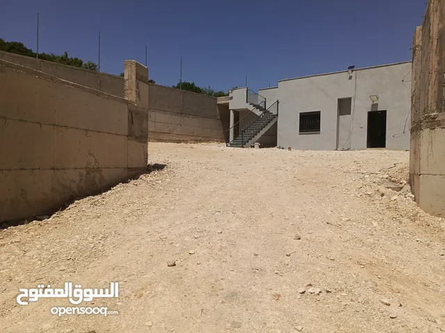 للبيع في عابود شاليه مساحة واسعة