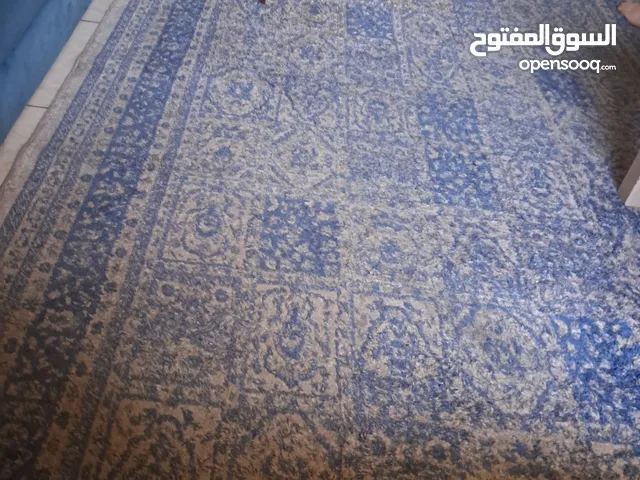 سجادتين بحاله ممتازه مترين ونص بمترين والثانيه حجم اخر