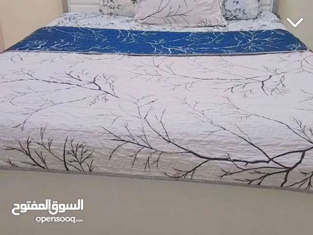سرير مع الدوشك وطاولة الميكب