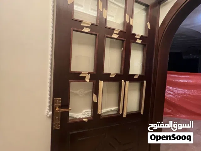 باب جديد تفصيل خشب لاتيه والقشرة خشب جوز عرض الباب 120 سم