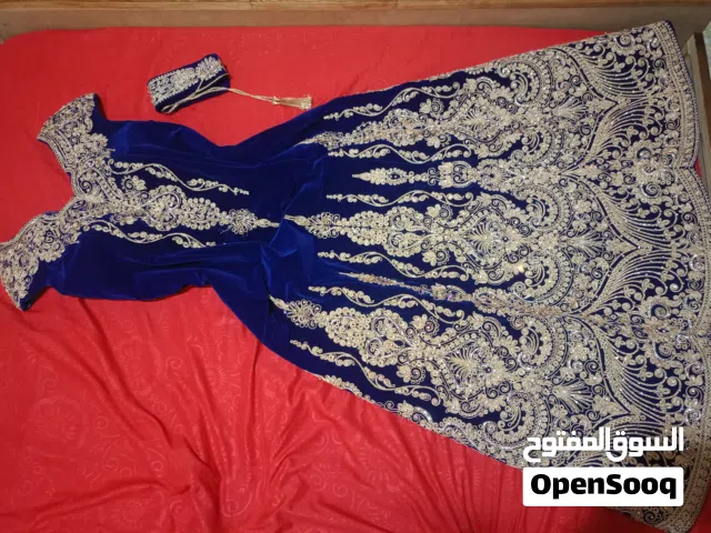 قفطان جزائري مخملي أزرق ملكي مطرز بالكامل مع الحزام – أنيق وفاخر