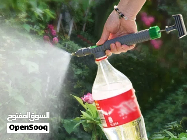 هذا بخاخ يدوي عملي يُركَّب على قارورة بلاستيكية (مثل قوارير المياه الغازية)، يُستخدم للري أو التنظيف