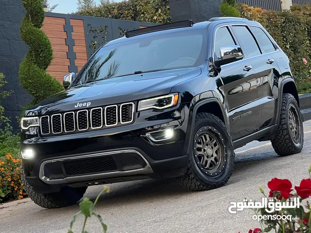 Cherokee 2018 limited plus used like new 0 scratch with all sensors and panoramic sunroof no issues