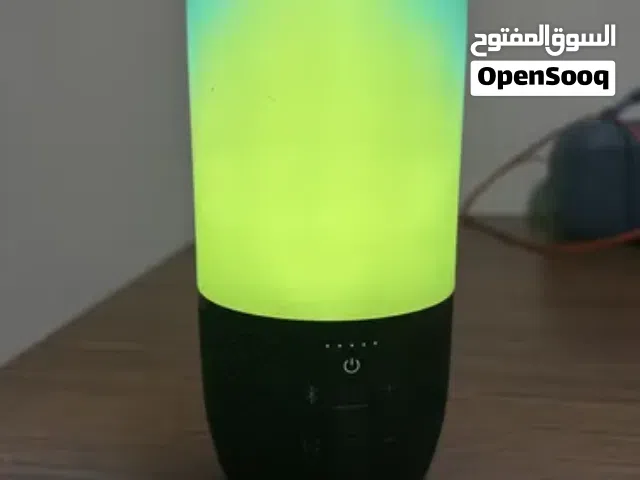 هذا المنتج هو عبارة عن سماعة بلوتوث لاسلكية محمولة تتميز بإضاءة LED، وتشبه في تصميمها سماعة JBL Puls