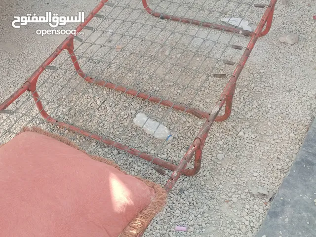 تخت حديد ثقيل بنطوي مع فرشة مطلوب 15دينار موجود بالرصيفه