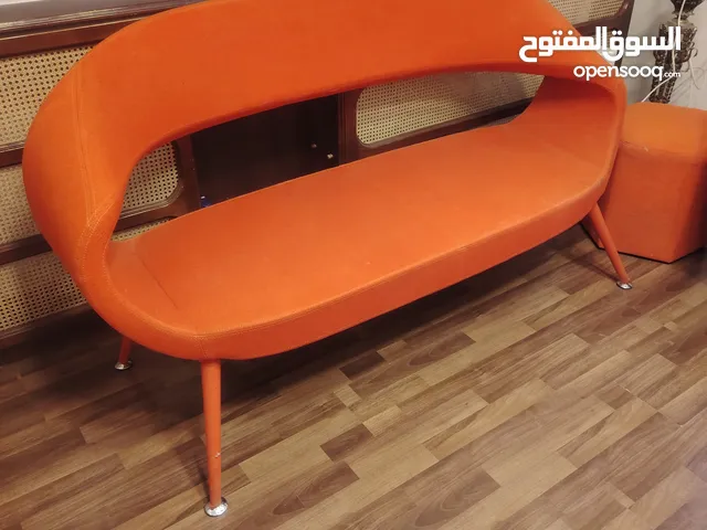 كنبايه مكتب + ثلاثه مكاتب للبيع