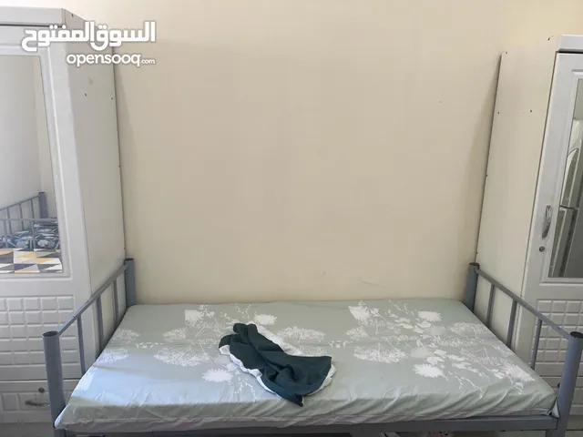 متوفر سرير 450 درهم غرفه 5اشخاص شامل سكن هاديء ونظيف الشارقه القاسميه المحطه