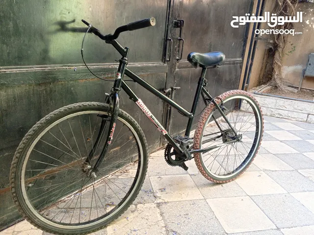 بسكليت فيه بريك خلفي وامامي و فيه غيارات كوشوك نضيف وجديد و مقعد طبي