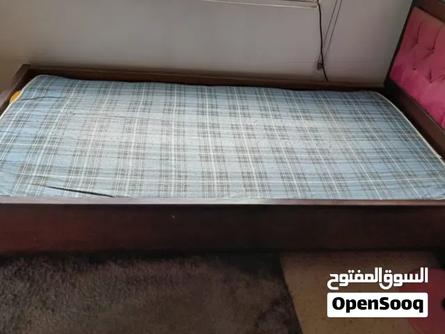 للبيع تخت و خزانة بلاستيك وجهاز كمبيوتر