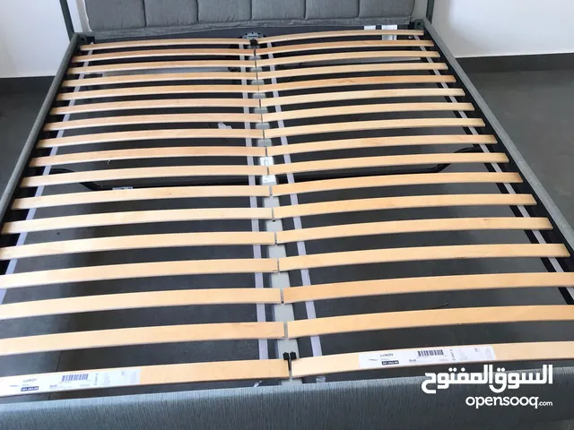 سرير بحالة ممتازه للبيع