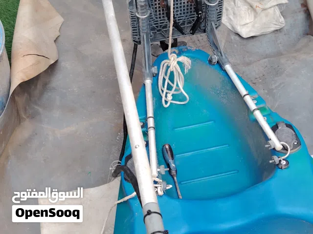 كاياك مع مكينه بترول