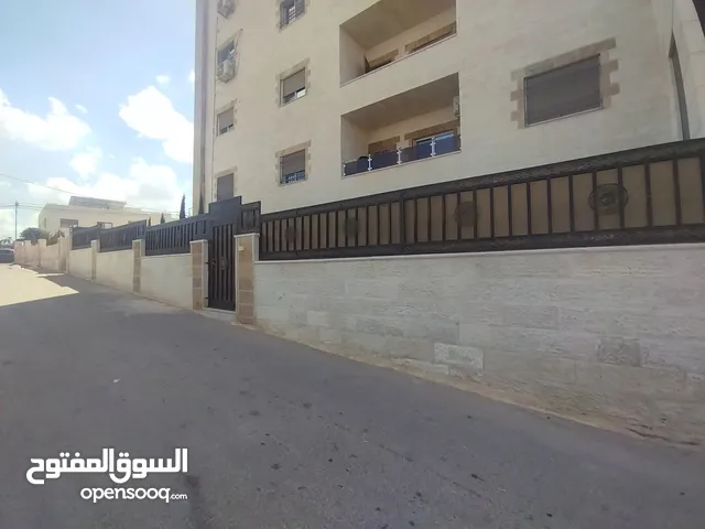 شقه ارضيه مع مساحه واسعه مدخل مستقل للايجار...قرب قصر العوادين...منطقه هادئه جدا