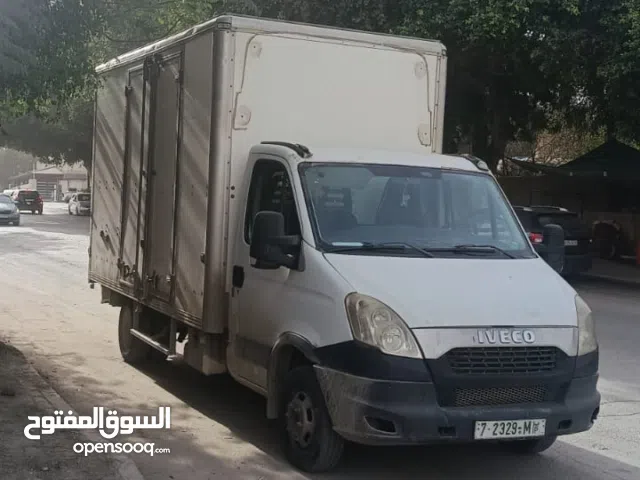 باص افيكو تجاري مع صندوق 2 طن