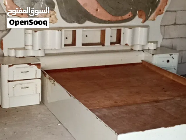 سرير مع الكومودينو والتسريحة