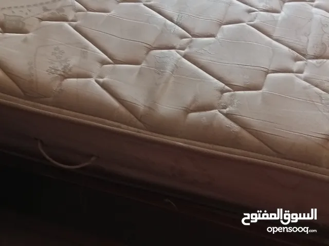 فرشة تخت مستعمله بحاله جيده