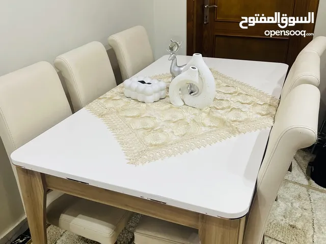 طاوله سفره مع سجادتها تتصغر وتتكبر مع ست كراسي وهيا صغيره طولها 160 ولما تتكبر طولها 180 عرضها 90