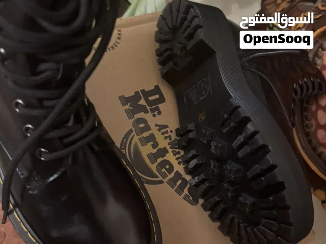 بوت جلد حريمي دكتور مارتينز كوبي ميرور