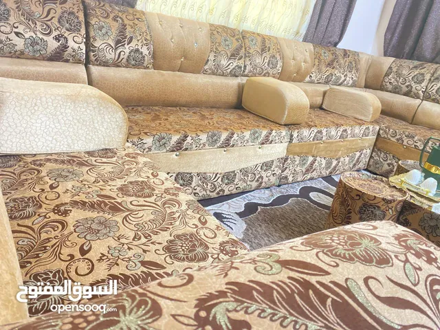 مجلس غرفة ضيوف نادر الاستعمال 3.5×3.5 7 مقاعد مجوز و 3 زوايا و اربع مساند مع طاولة و 4 طربيزات