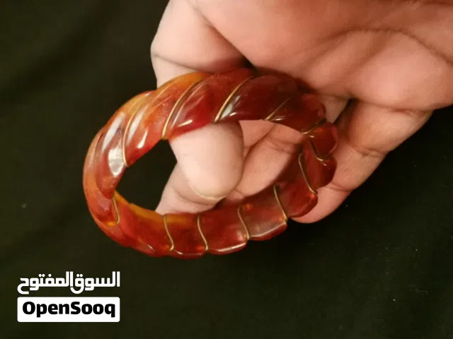 حلق اقراط تراجي متنوعه بأشكال وأحجام والوان جميله وناعمه للبس اليومي أو المناسبات أو الاقتناء واساور