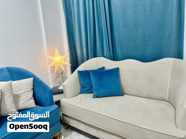 طقم كنب مع طاولة صغيرة