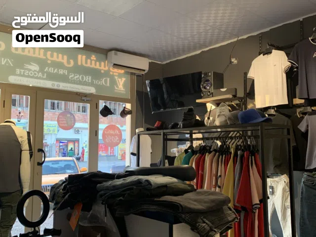 محل ملابس للبيع عتبه او ديكور